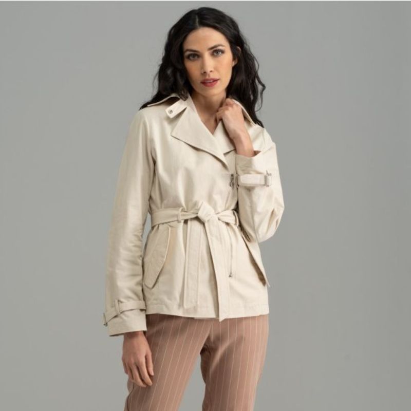 Donna con spolverino corto color sabbia